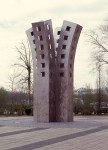 1998, Jan Goossen, Tree of Learing, roestvrij staal, Carolus Borromeus College in Helmond, hoogte 7 meter. ontwerp 1996