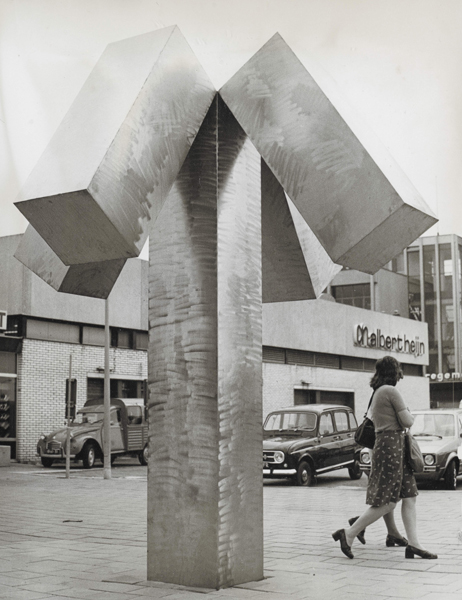 1974 Emmen, tijdelijk (ontwerp 1971), Jan Goossen, East Jesus County Revisited. 1975 def plaating voorplein Ir. Otten bad, Eindhoven. Zuil 370x80, kruisstuk 200x200x100. Foto Jelle Addriks