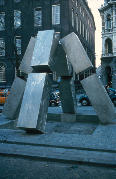 1976 (plaatsing), Jan Goossen, Spui, Amsterdam-centrum, roestvrijstaal, hoogte 4 meter. Verplaatst in 1987 naar entree Gaasperplaspark in Amsterdam