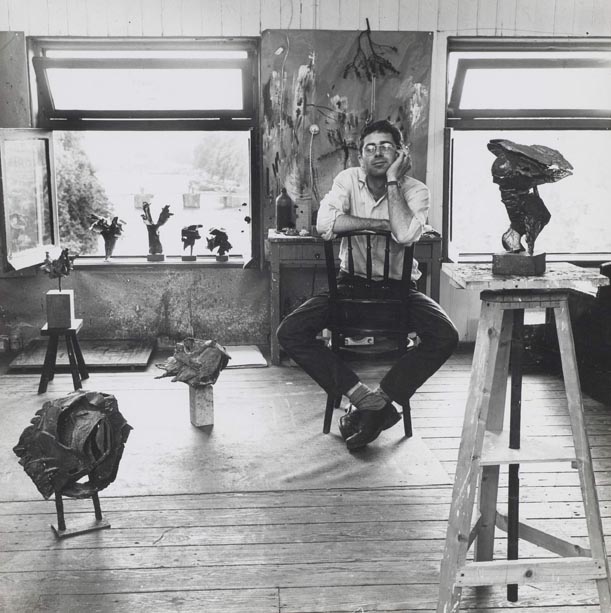 1960, Jan Goossen, werkzaam in atelier van Wessel Couzijn, Amsterdam. Photo Paul van den Bos