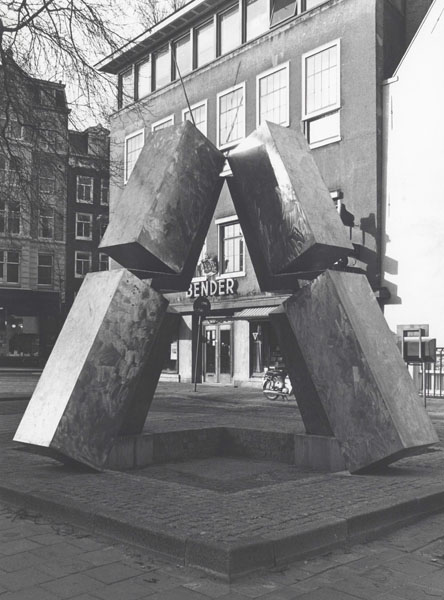 1976, Jan Goossen, Spui, Amsterdam-centrum. Piramide. roest vrijstaal, hoogte 4 meter. Plaatsing Spui in 1976. Verplaatst in 1987 naar entree Gaasperplaspark in Amsterdam