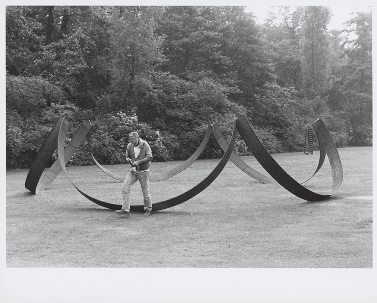 1982, Jan Goossen, plaatsing sculptuur in Beeldenpark Middelheim, Belgie. Photo Martin Stoop.