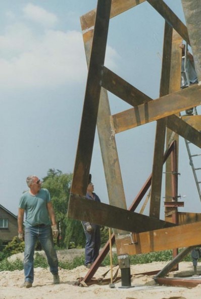 1988, Jan Goossen, plaatsing 'Running Squares' in Rosmalen (gemeente Den Bosch). Photo Yvette Lardinois