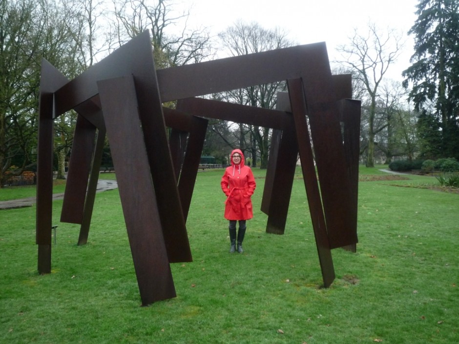 Yvette Lardinois bij kunstwerk van Jan Goossen, Eindhoven