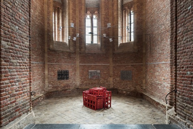 Jan Goossen, Casa de los Pensamientos Encarcelados, gepolychromeerd hout, 1991, 128 x 115 x 105 cm